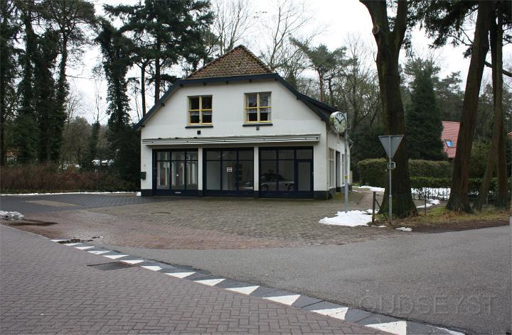 Vossenlaan 24 in 2013.jpg - Bosch en Duin (omstreeks 2000), hoek Vossenlaan / Dennenweg (destijds hoek Duinweg / Iepenlaan). Het pand rechts (Vossenlaan 24) is in 1909 gebouwd als bakkerij ensinds 1929 is het een garage (Jacobse) met benzinepomp geweest (tot rond de eeuwwisseling).